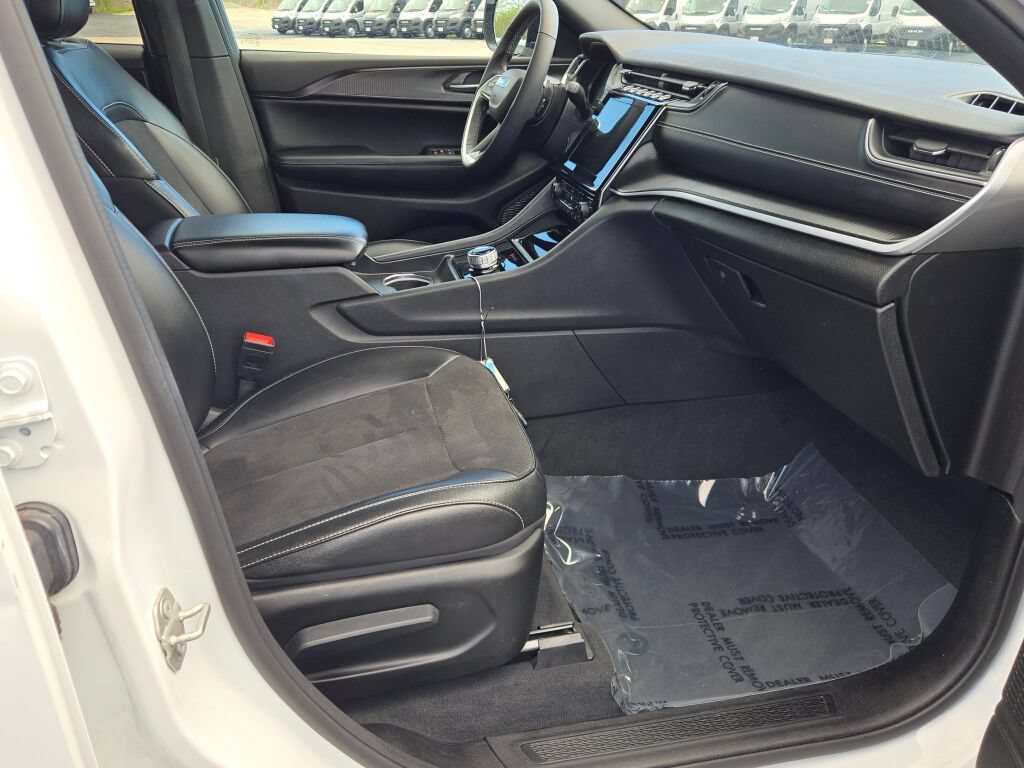 Used 2024 Jeep Grand Cherokee Altitude RWD image 7