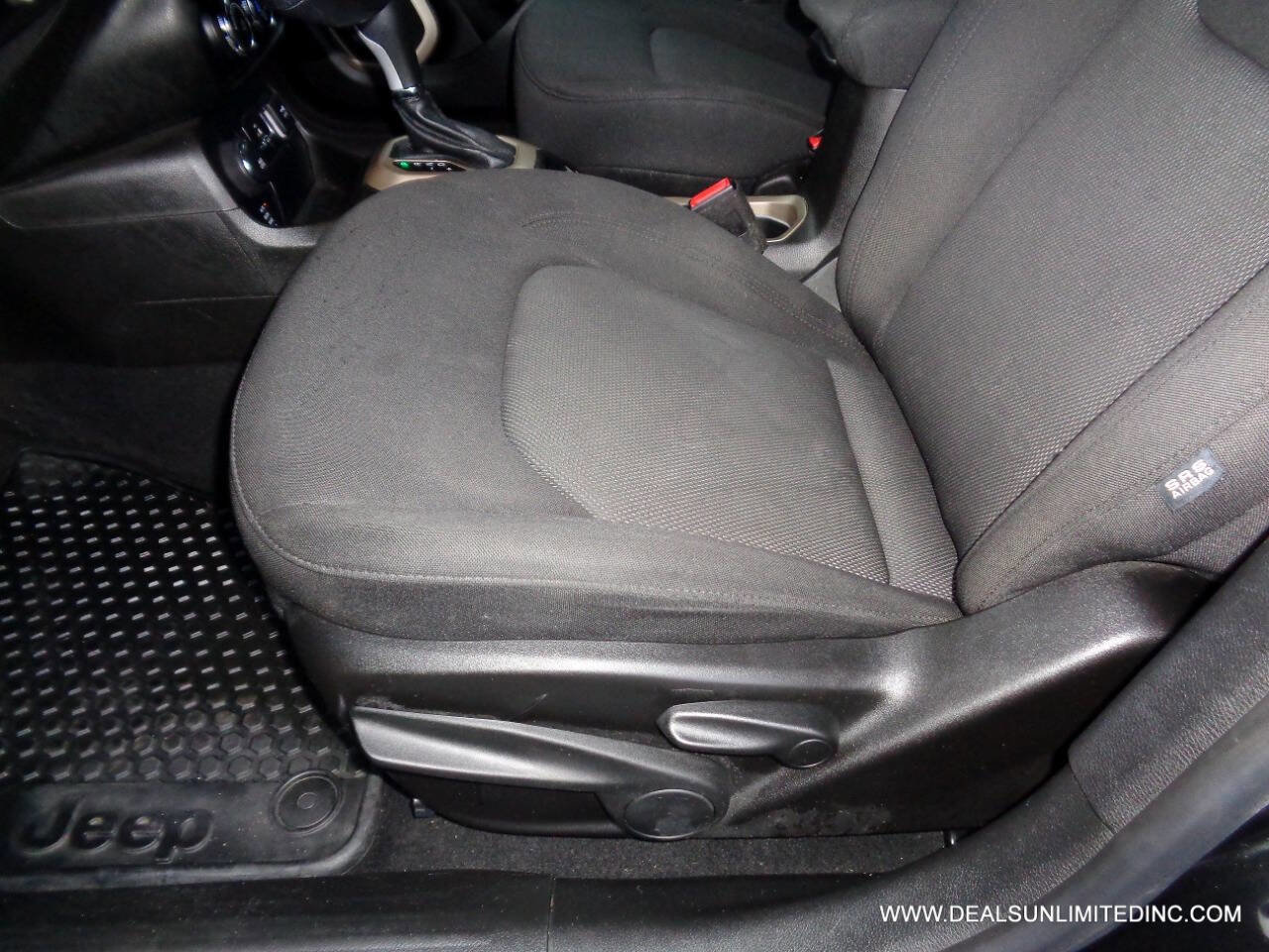 Used 2017 Jeep Renegade Latitude w/ Cold Weather Group image 9