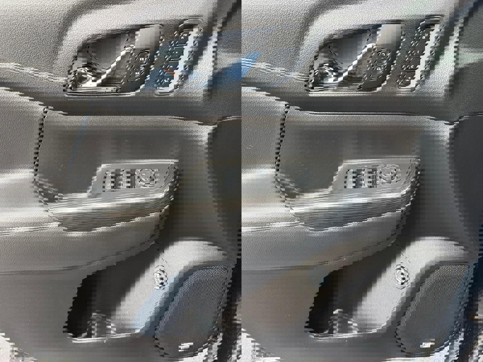 Used 2023 GMC Acadia SLT w/ Elevation Edition image 12