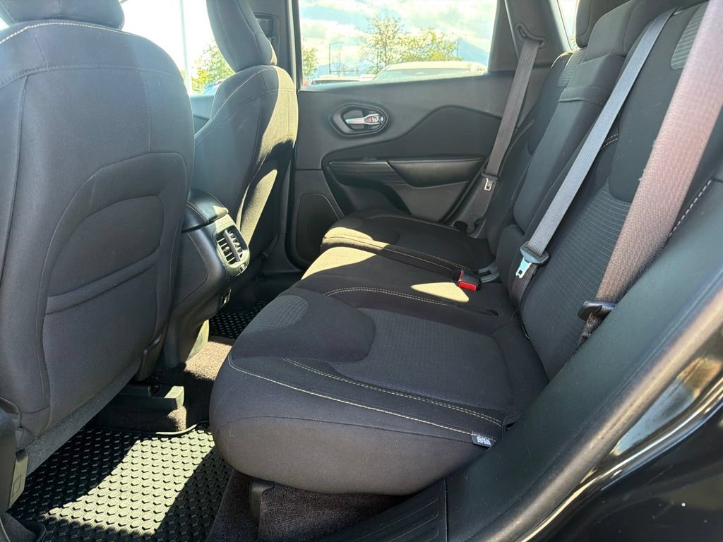Used 2016 Jeep Cherokee Latitude w/ Cold Weather Group AWD/4WD image 19