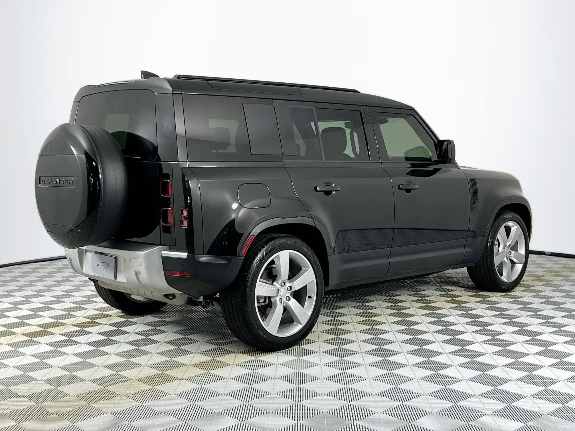 Used 2025 Land Rover Defender 110 S image 5