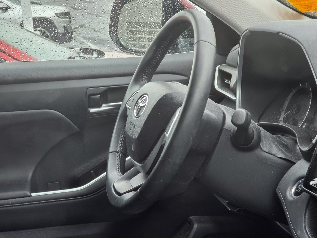 Used 2024 Toyota Highlander XLE AWD/4WD image 17