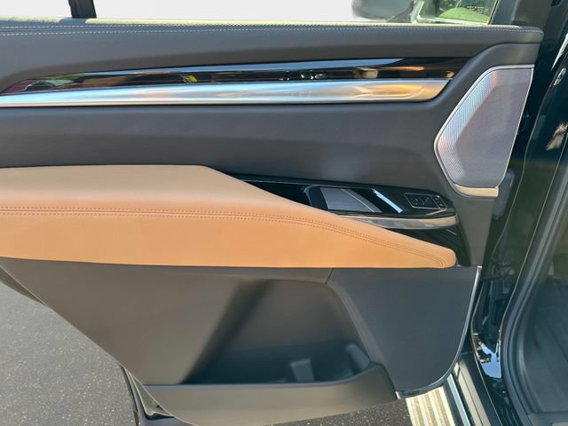 New 2026 Cadillac Escalade Luxury w/ LPO, Radiant Package AWD/4WD image 13