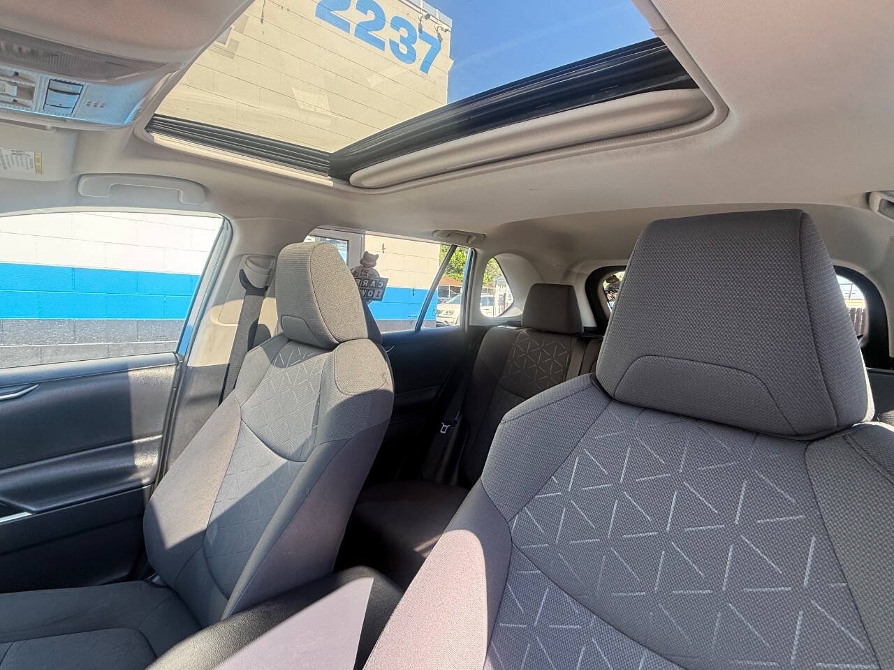 Used 2021 Toyota RAV4 XLE w/ Convenience Package FWD image 11