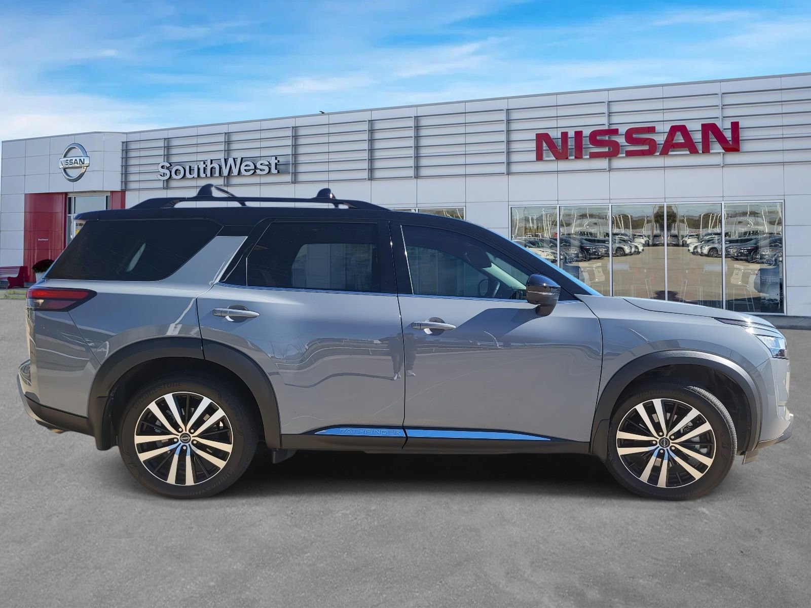 Used 2024 Nissan Pathfinder Platinum w/ Cargo Package image 5