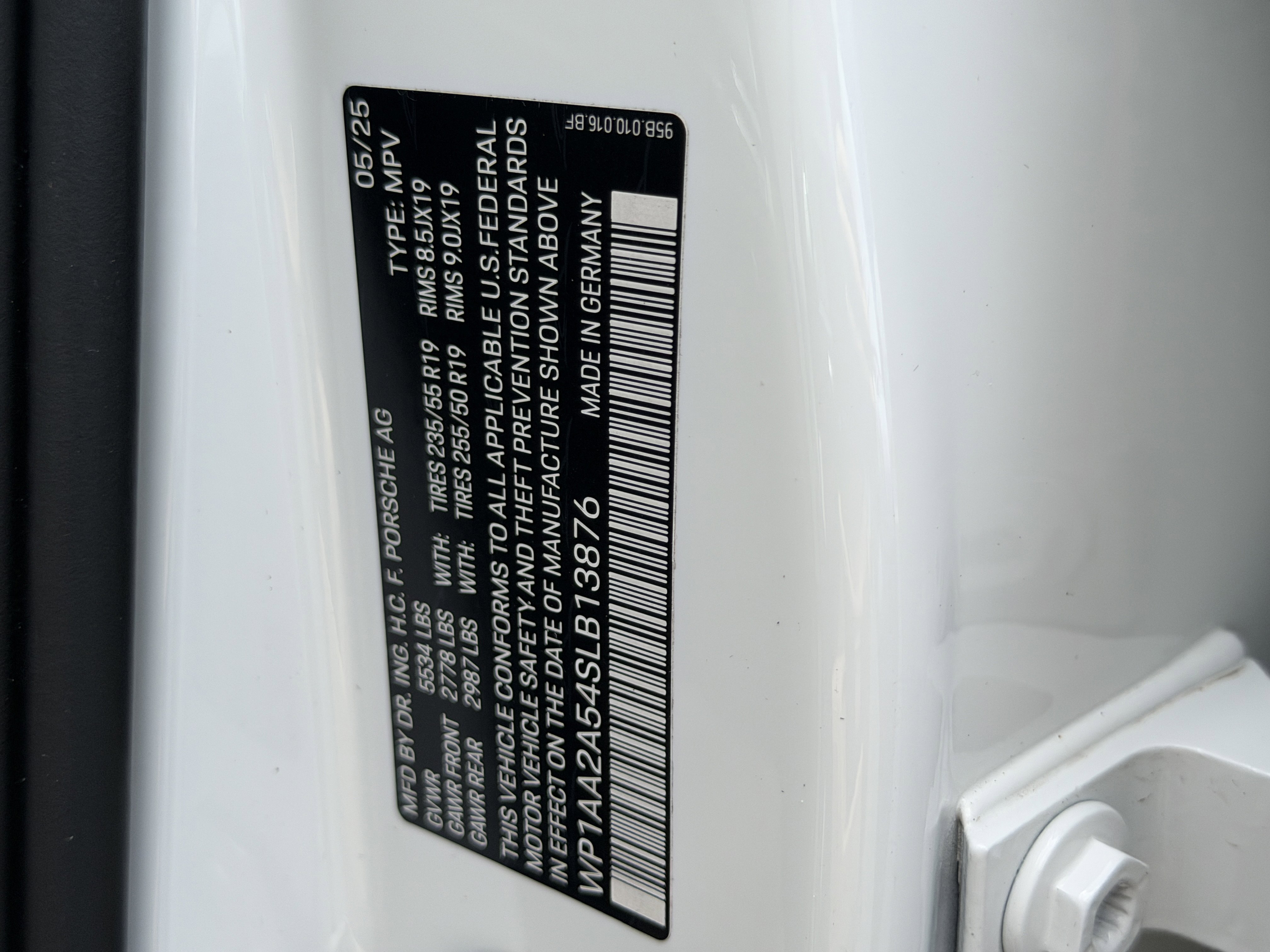 Certified 2025 Porsche Macan image 38