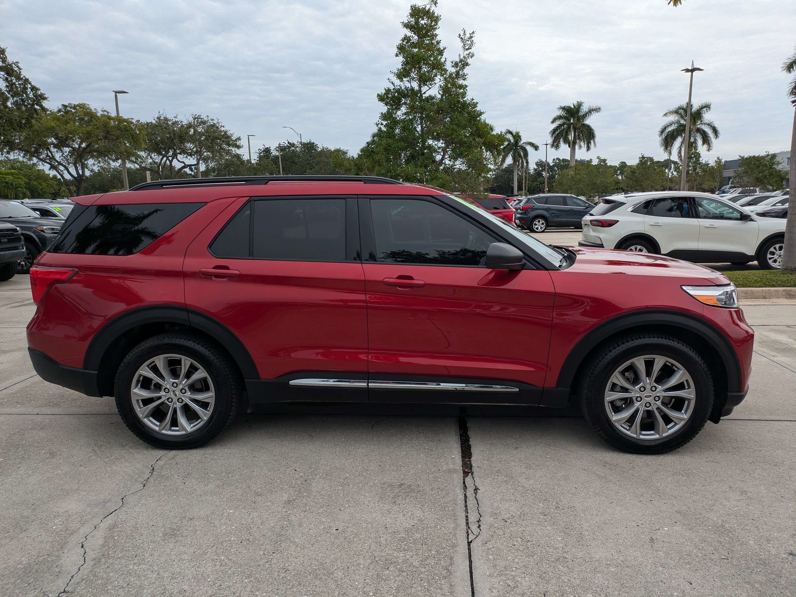 Certified 2024 Ford Explorer XLT w/ Equipment Group 202A AWD/4WD image 3