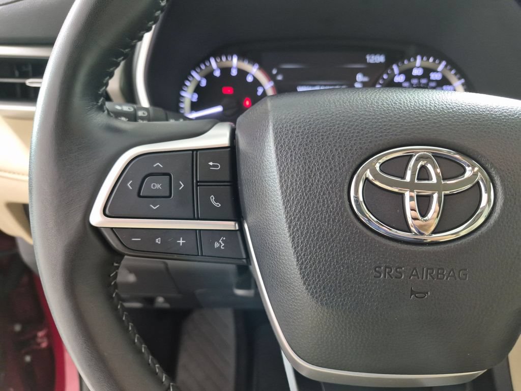Used 2025 Toyota Highlander XLE FWD image 14