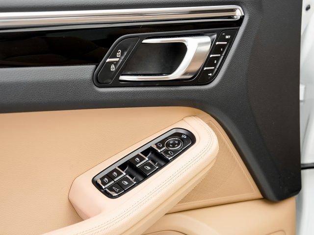 Certified 2025 Porsche Macan image 8