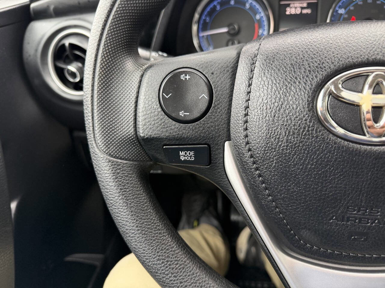 Used 2018 Toyota Corolla LE w/ LE Premium Package w/Moonroof FWD image 30