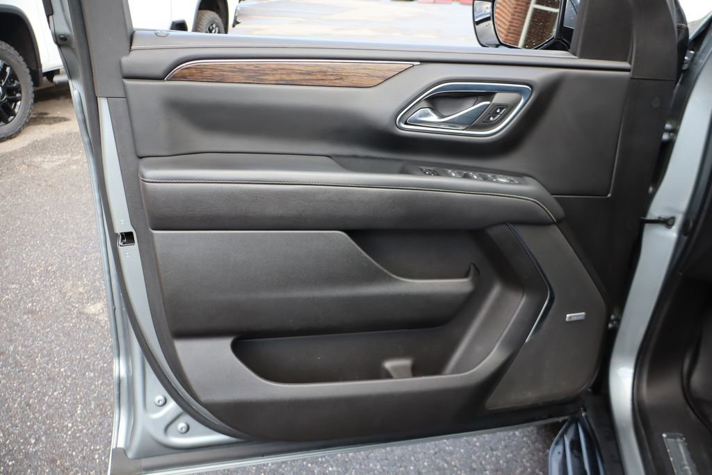 Used 2023 Chevrolet Suburban Premier image 9