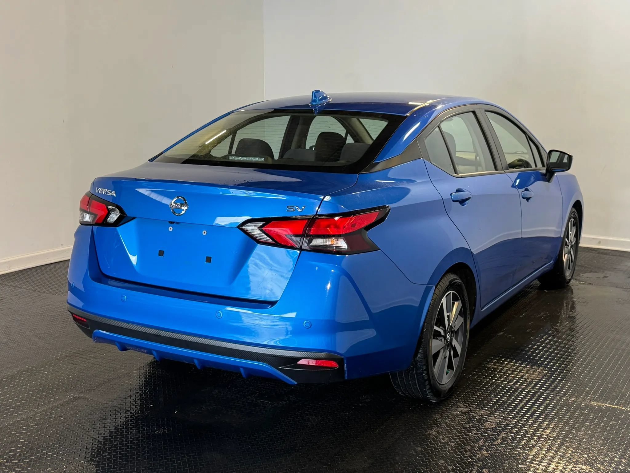 Used 2020 Nissan Versa SV FWD image 4
