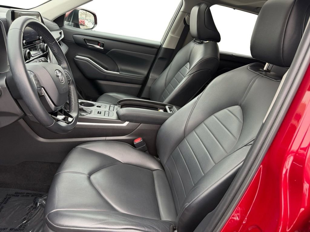 Used 2021 Toyota Highlander XLE image 14