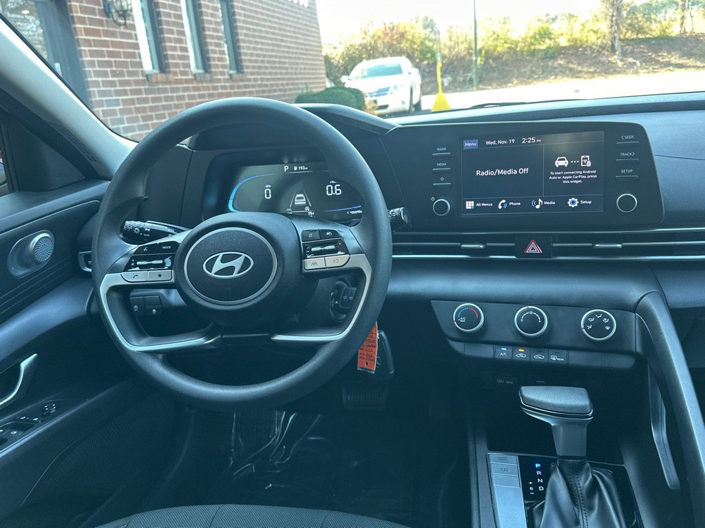 Used 2024 Hyundai Elantra SE image 32