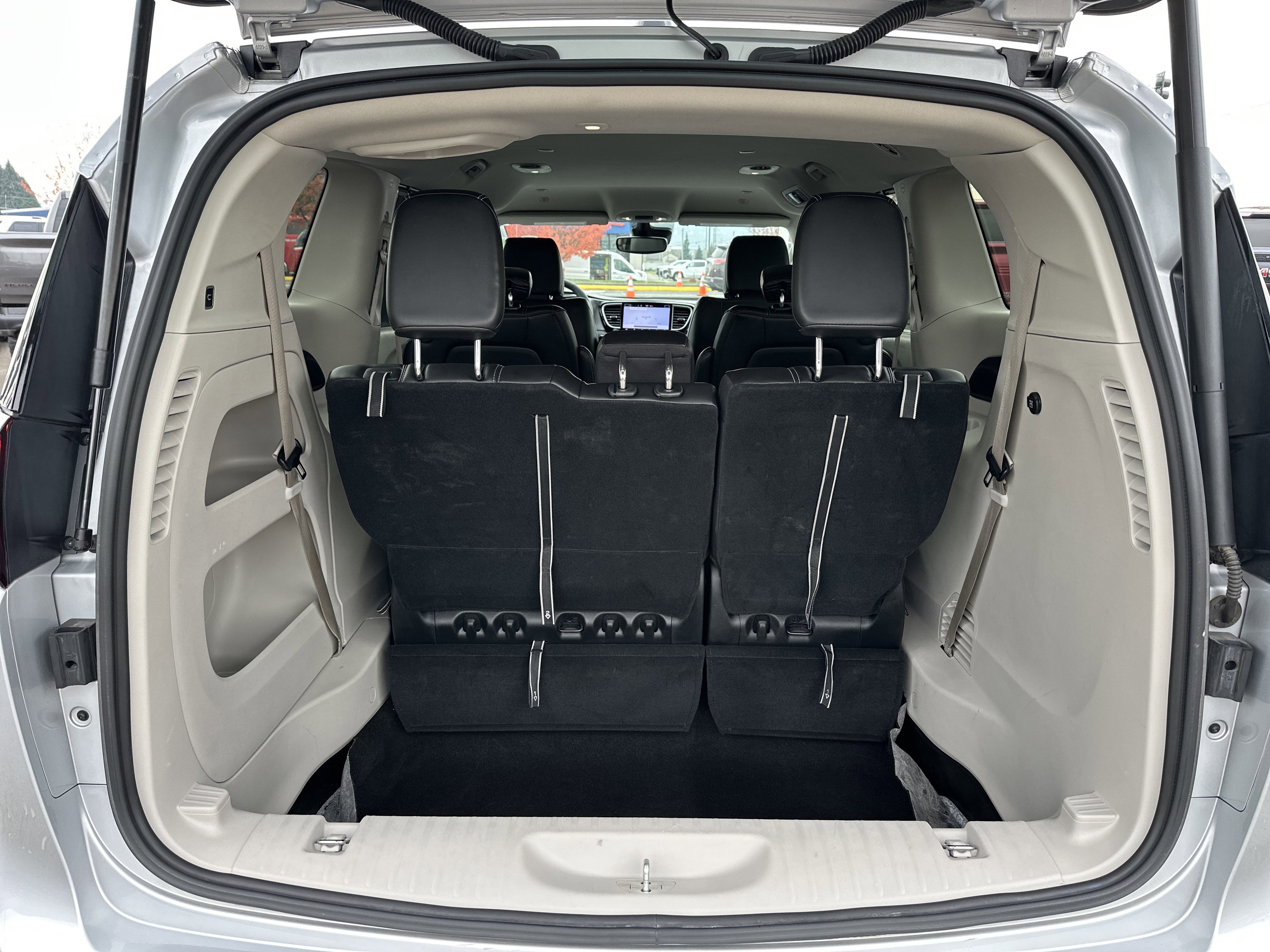 Used 2024 Chrysler Pacifica Touring-L image 5