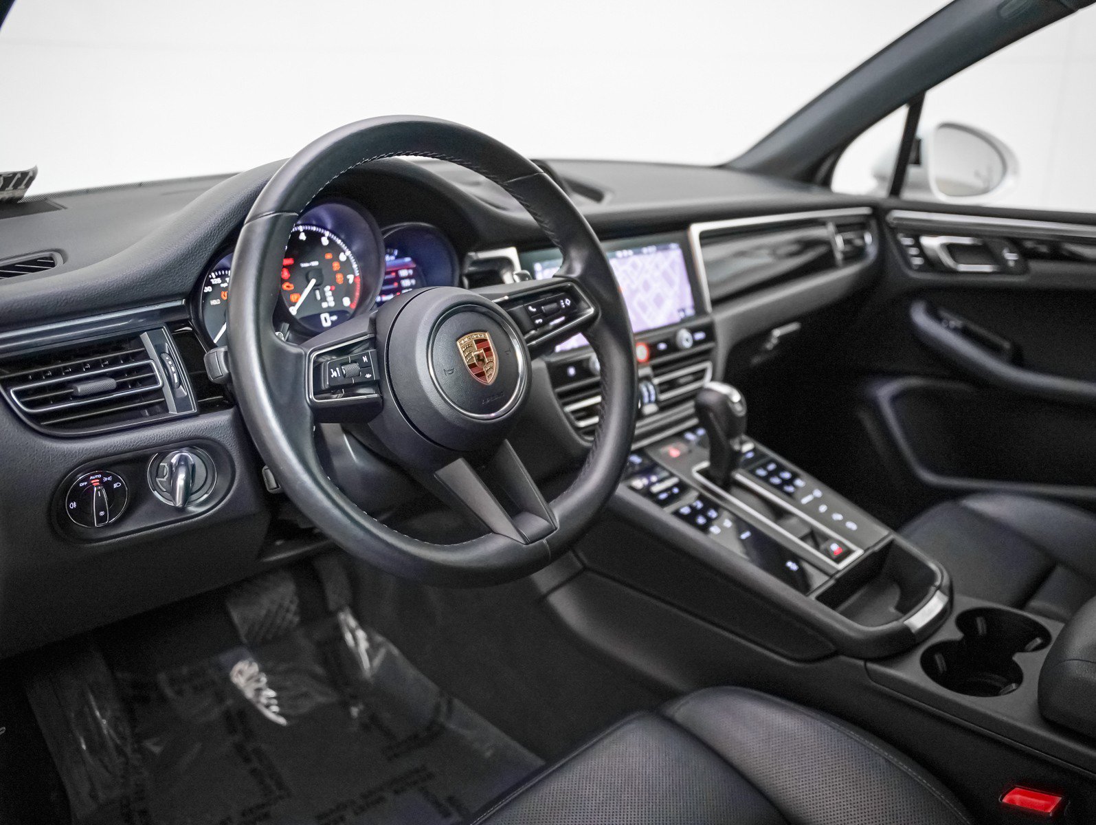 Certified 2023 Porsche Macan image 4