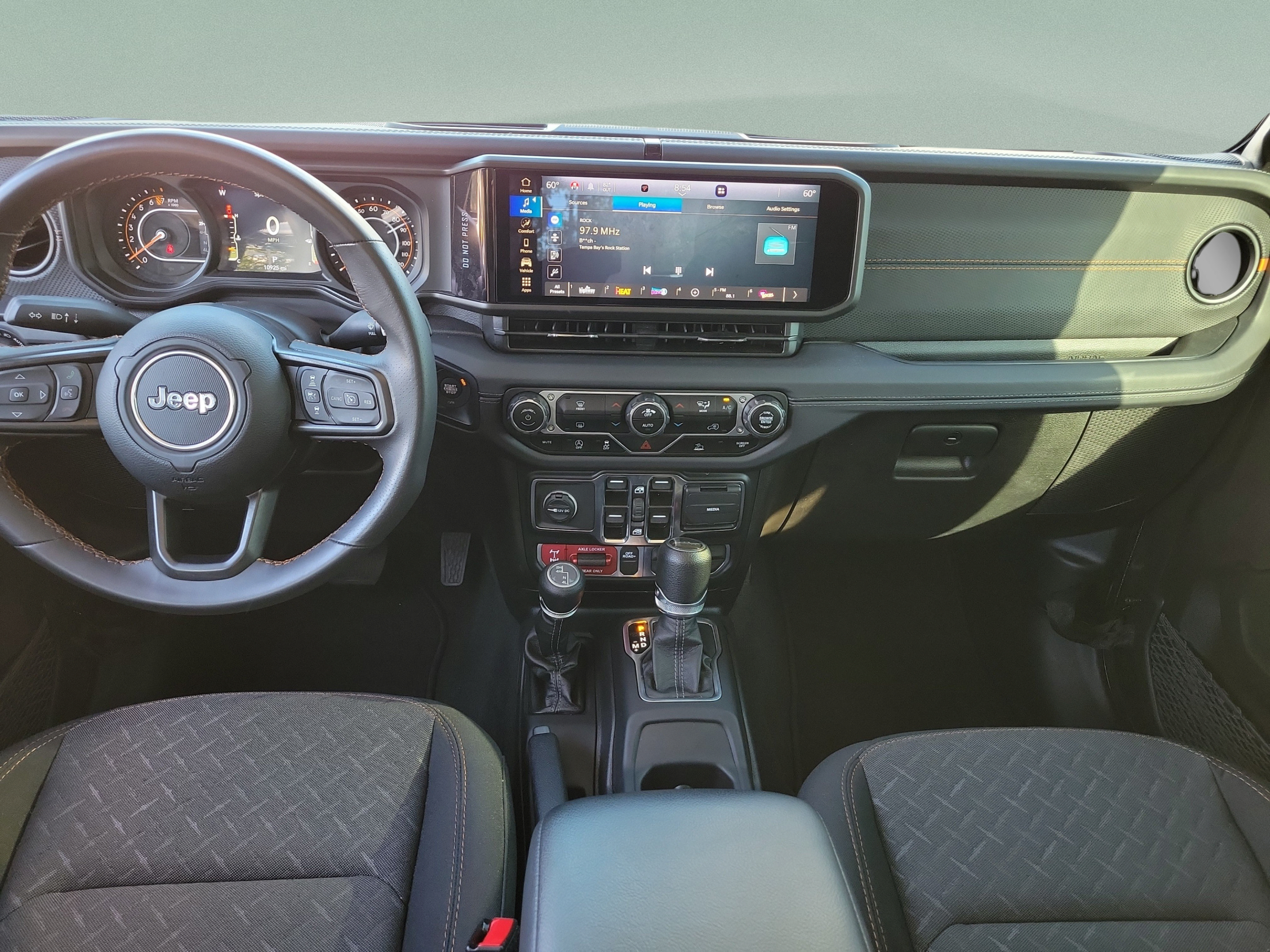 Used 2024 Jeep Gladiator Mojave AWD/4WD image 11
