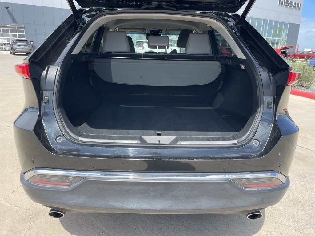 Used 2023 Toyota Venza LE image 5