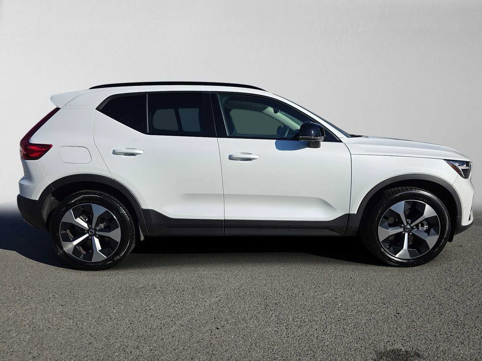 Certified 2026 Volvo XC40 B5 Plus AWD/4WD image 3