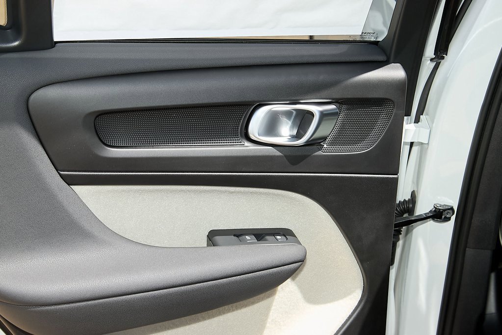 New 2025 Volvo XC40 B5 Plus w/ Protection Package Premier image 18