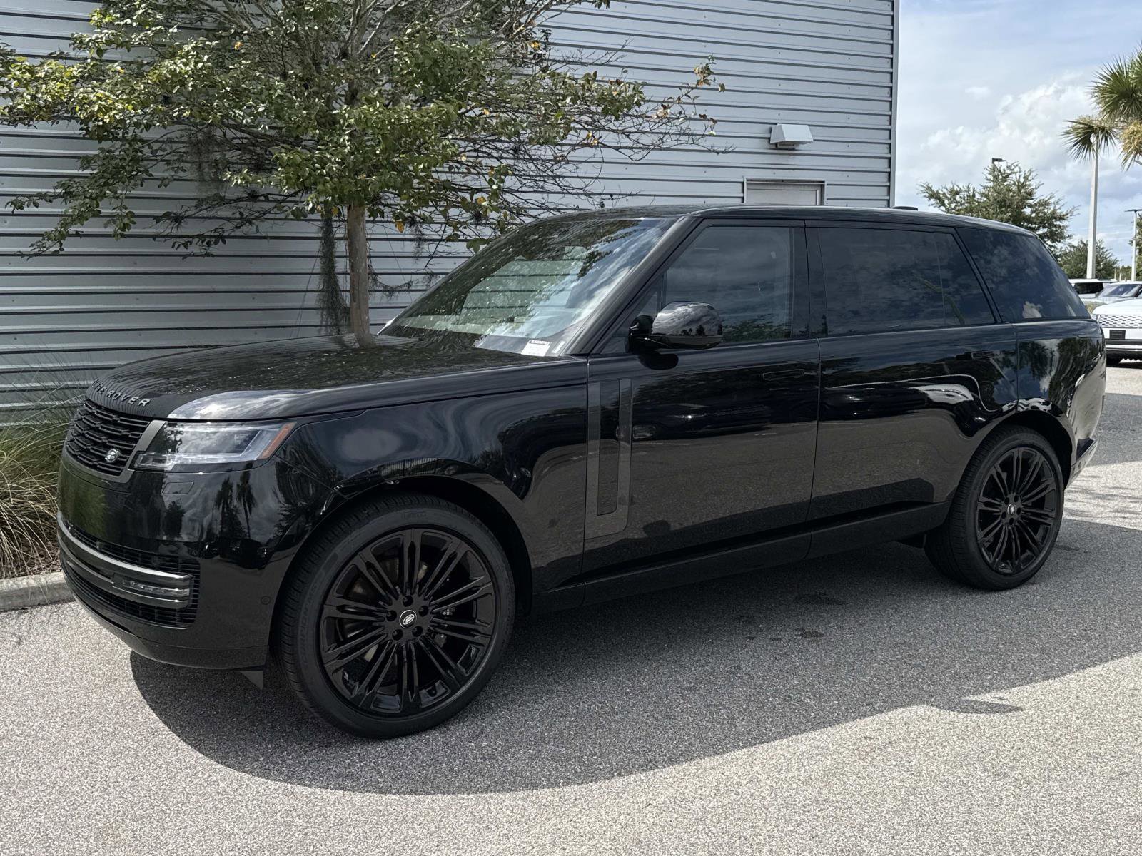 New 2025 Land Rover Range Rover Long Wheelbase SE image 1