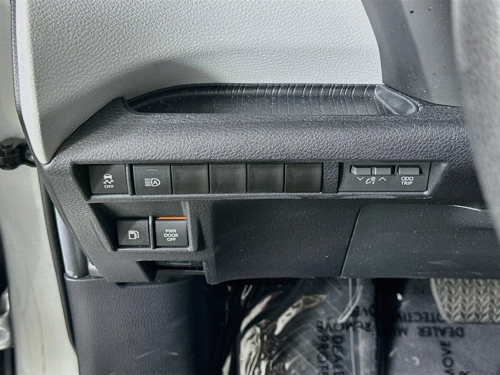 Used 2025 Toyota Sienna LE FWD image 24