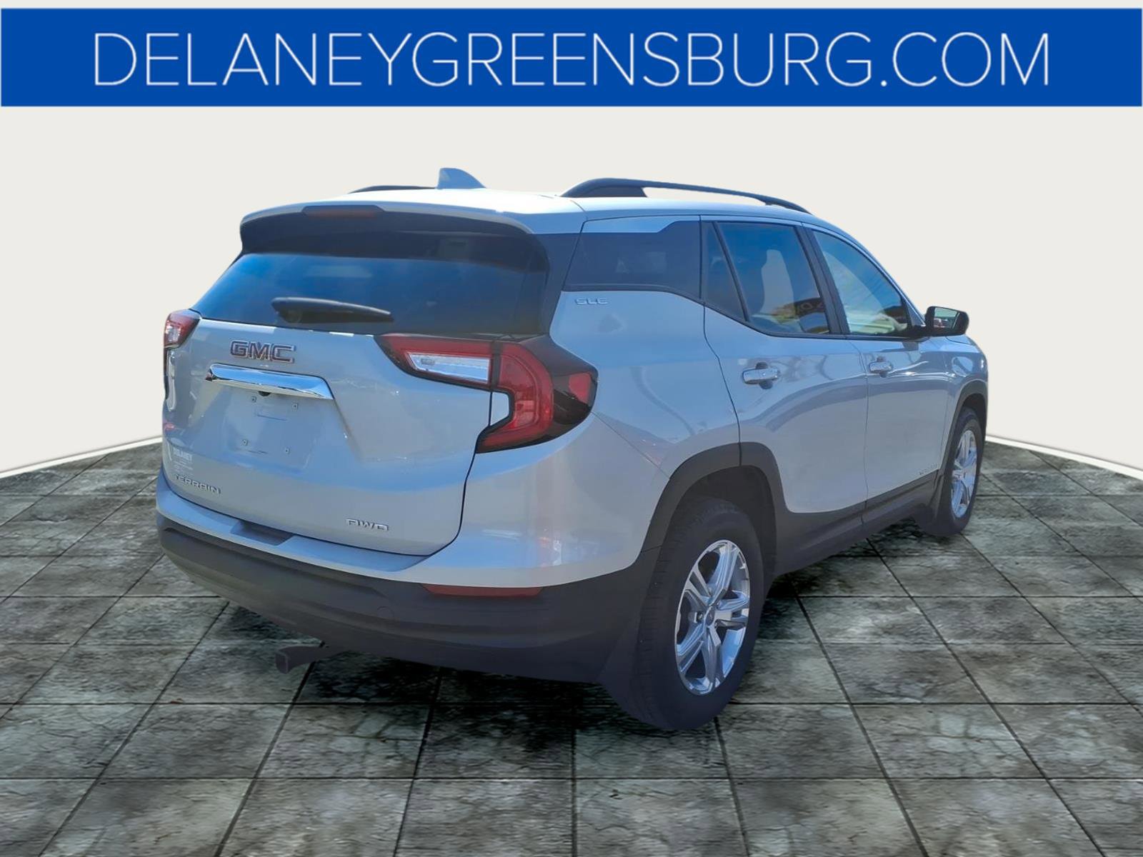 Used 2022 GMC Terrain SLE w/ Driver Convenience Package image 3