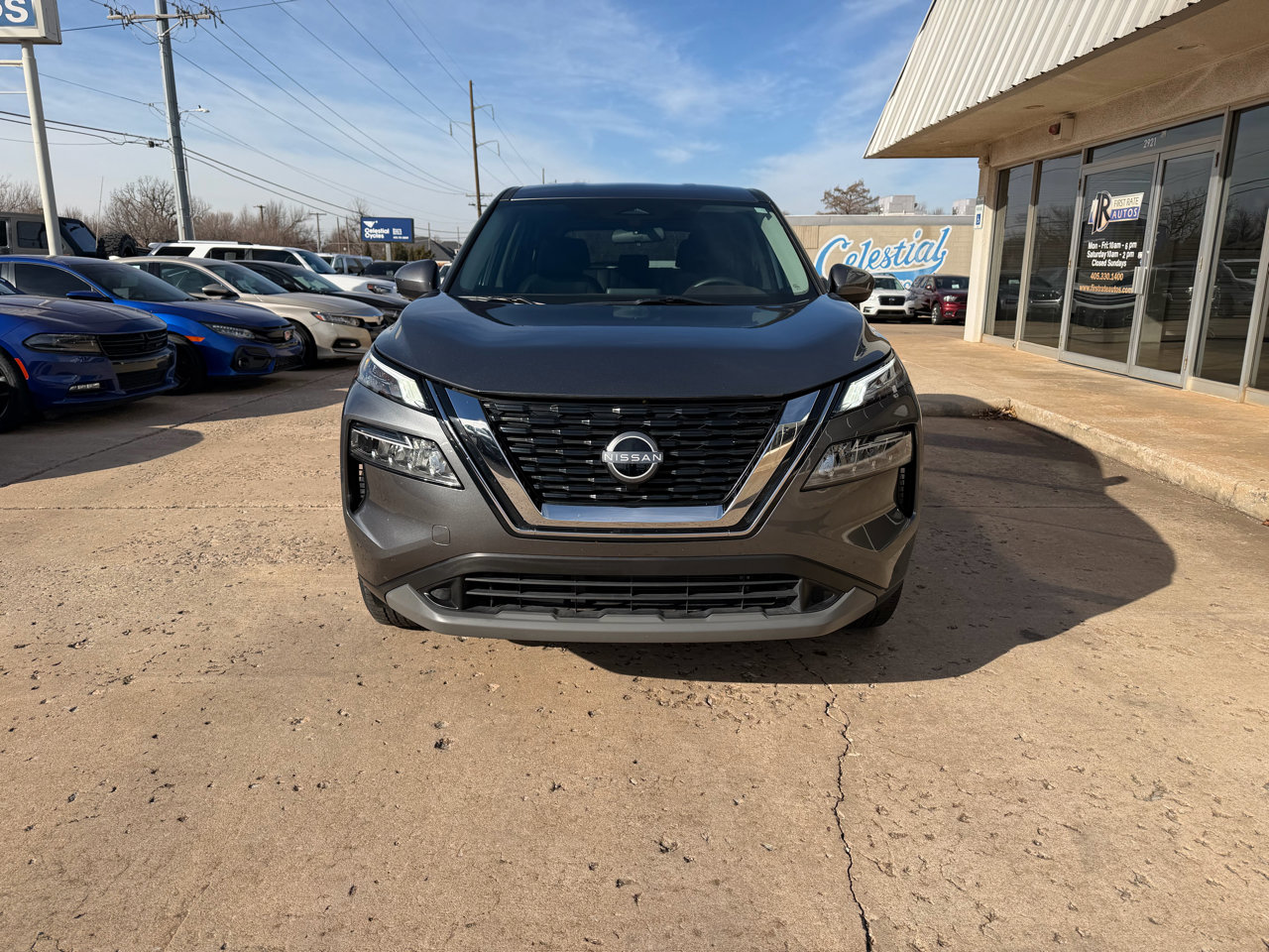 Used 2023 Nissan Rogue SV image 2