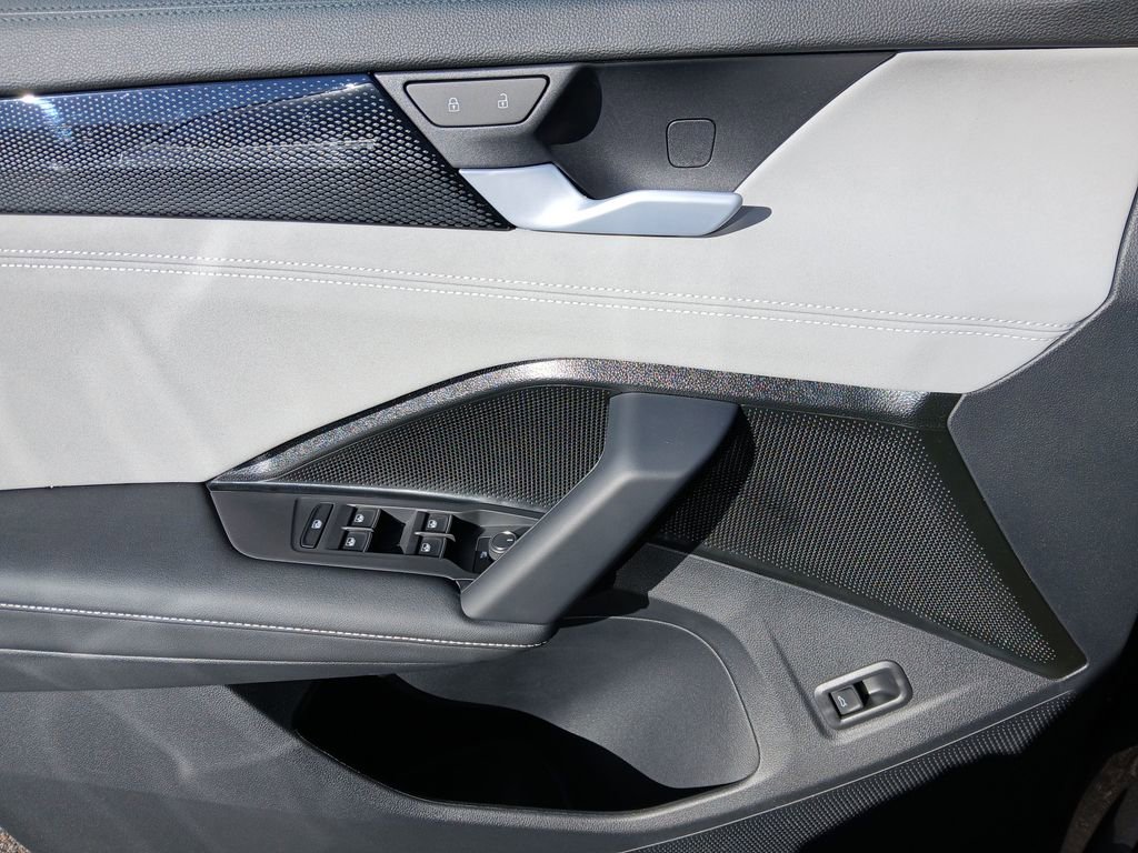 New 2026 Volkswagen Tiguan SE R-Line FWD image 11