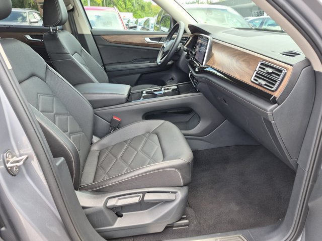 Used 2025 Volkswagen Atlas SE FWD image 30