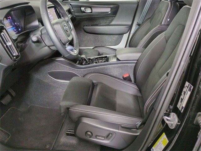 Used 2023 Volvo XC40 B5 Plus image 17