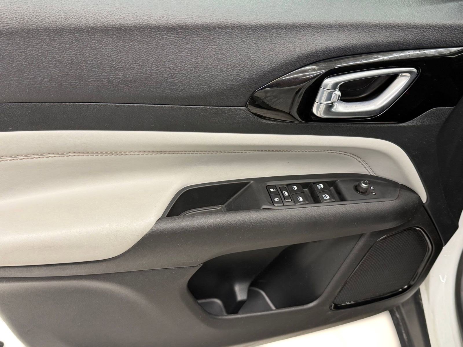 Used 2025 Jeep Compass Limited image 10