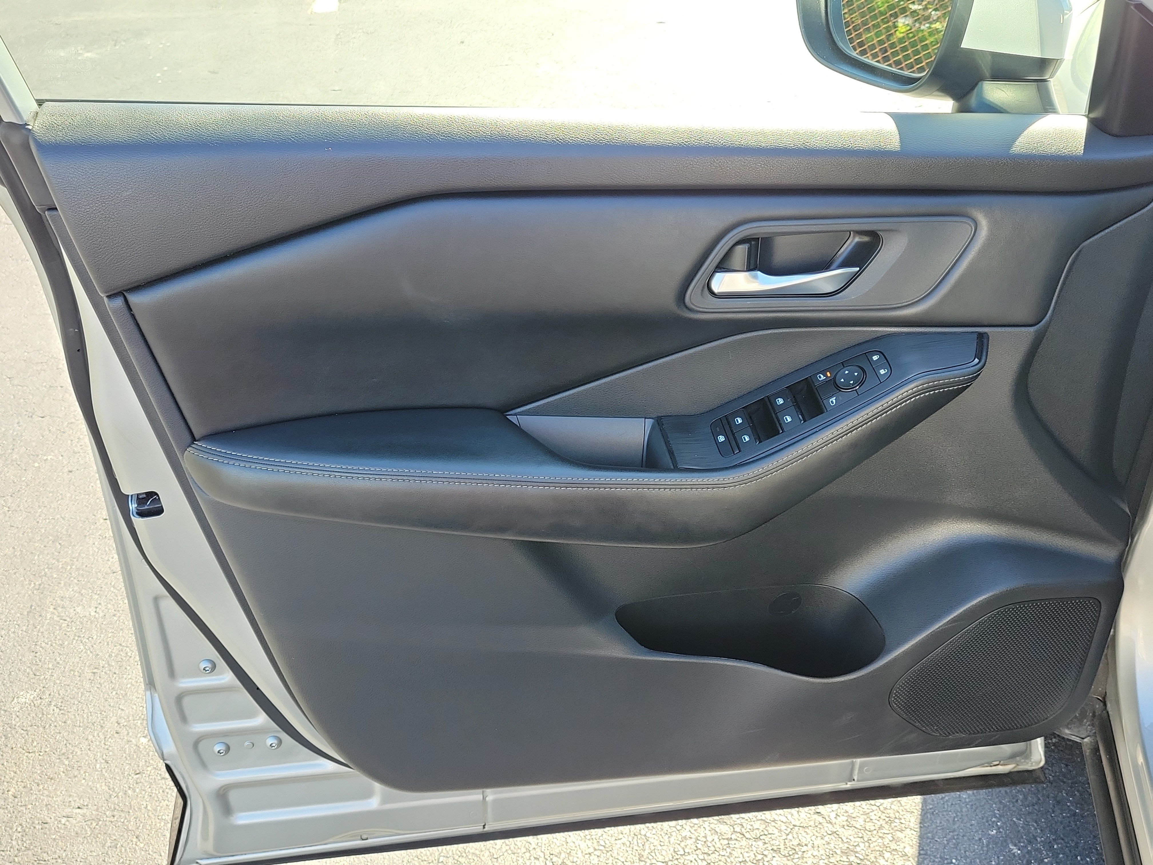 Used 2024 Nissan Rogue SV FWD image 17