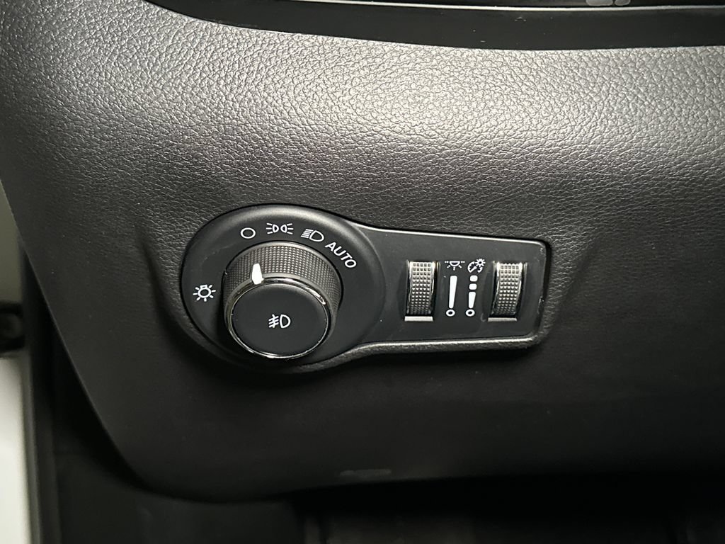 Used 2023 Jeep Compass Latitude AWD/4WD image 18