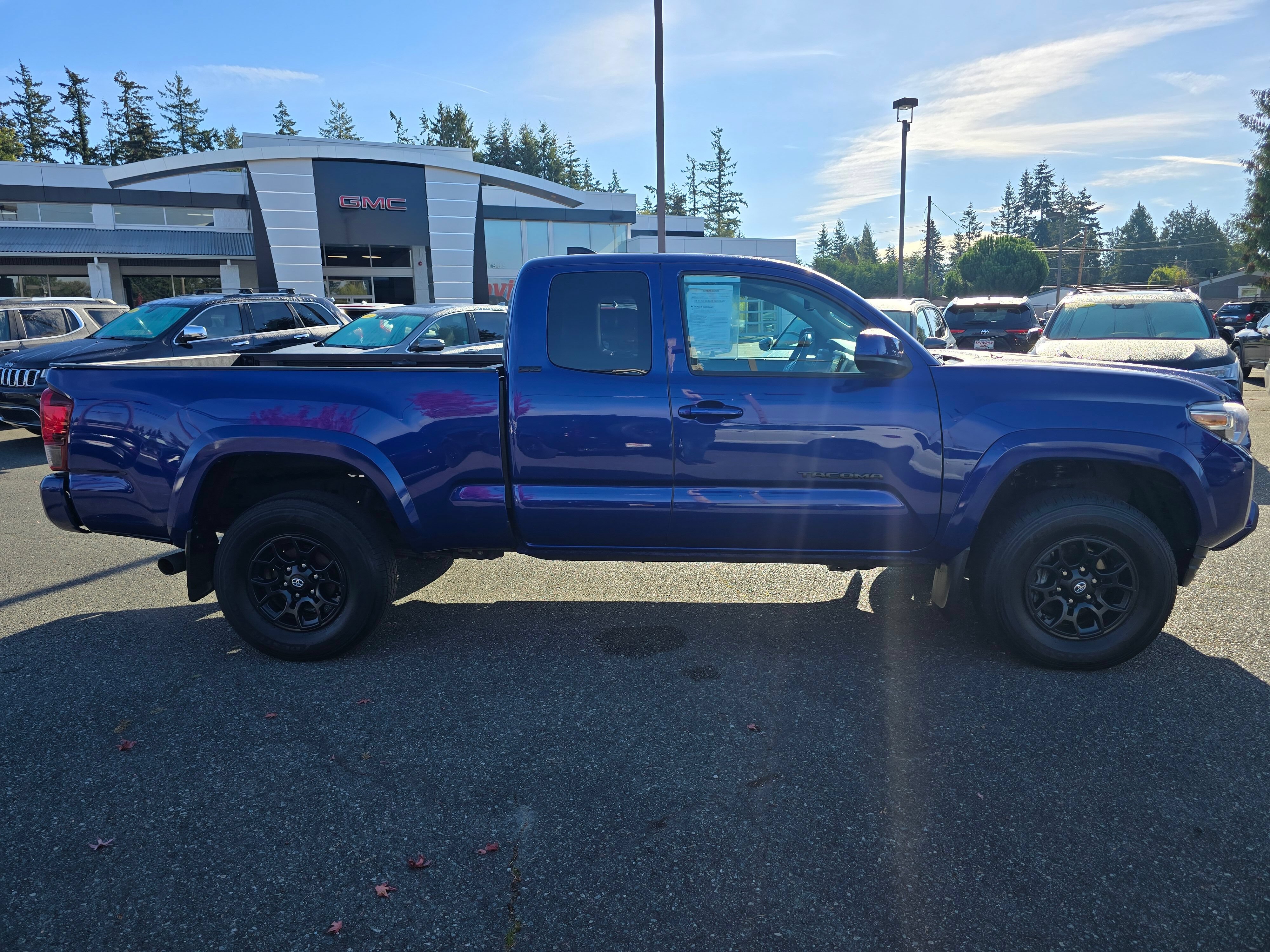 Used 2022 Toyota Tacoma SR5 w/ Black Out Package (TMS) AWD/4WD image 8