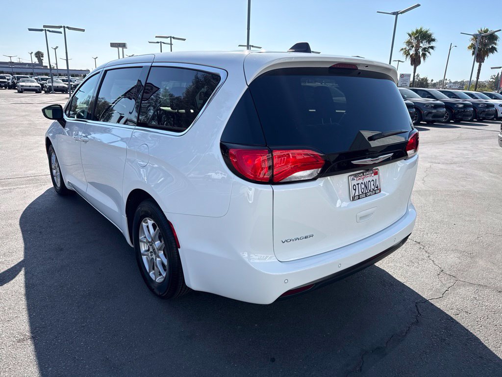 Used 2025 Chrysler Voyager LX FWD image 5