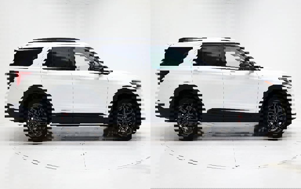 Used 2025 Ford Explorer ST-Line w/ ST-Line Street Pack AWD/4WD image 3