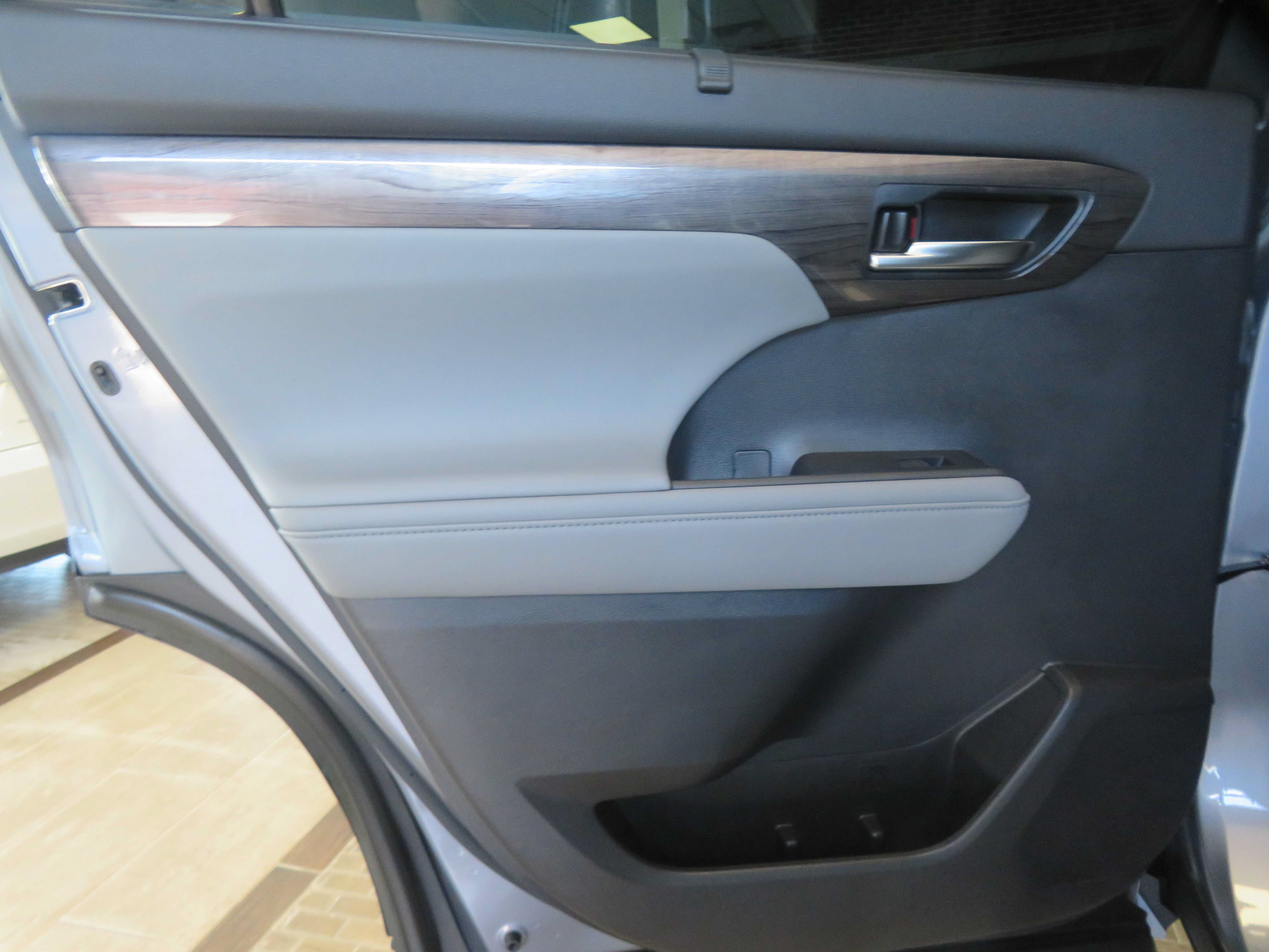 Used 2021 Toyota Highlander Platinum FWD image 18