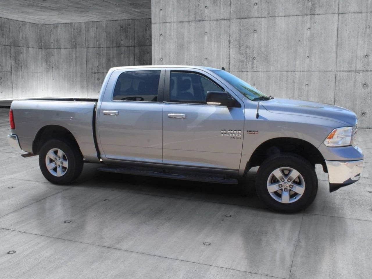 Used 2020 RAM 1500 Classic SLT w/ Luxury Group AWD/4WD image 8