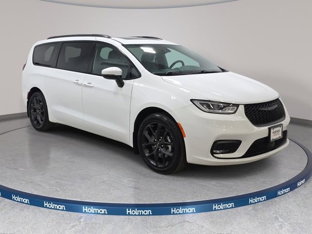 Used 2023 Chrysler Pacifica Touring-L w/ Uconnect Theater Family Group image 4