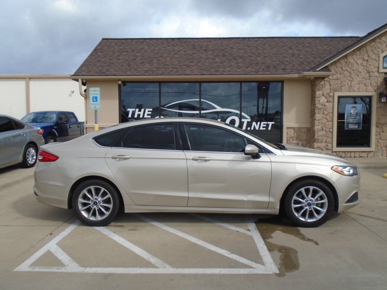 Used 2017 Ford Fusion SE FWD image 5