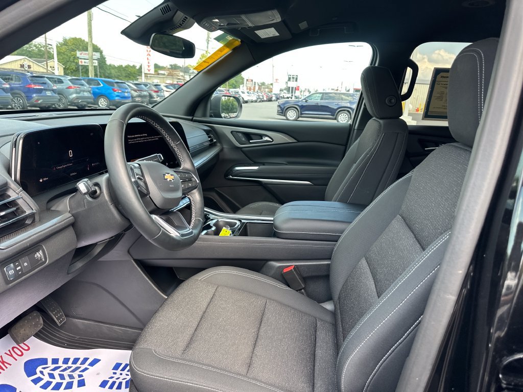Used 2025 Chevrolet Traverse LT w/ LPO, Floor Liner Package FWD image 10