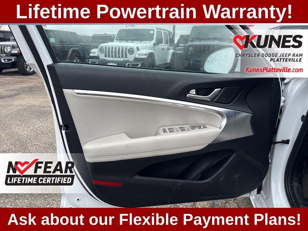 Used 2025 Genesis G70 2.5T image 12