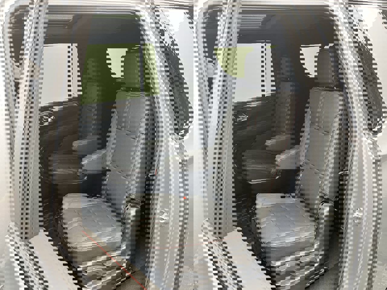 Certified 2024 Chevrolet Suburban RST w/ Luxury Package image 13