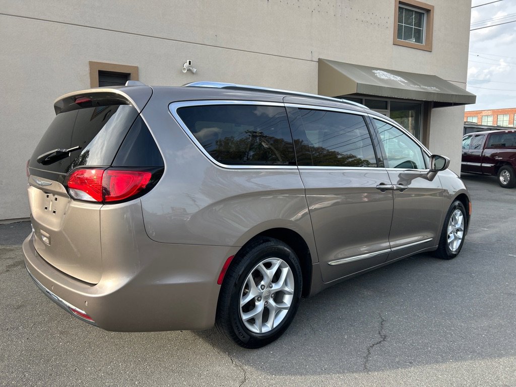 Used 2017 Chrysler Pacifica Touring-L Plus w/ Tire & Wheel Group FWD image 5