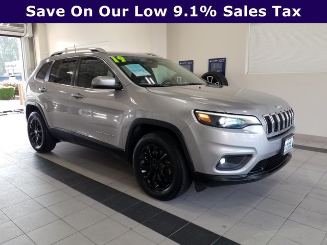 Used 2019 Jeep Cherokee Latitude Plus w/ Cold Weather Group AWD/4WD image 1