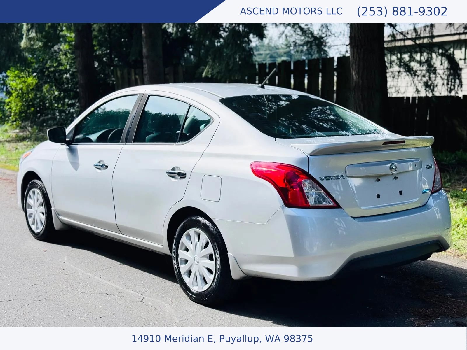 Used 2016 Nissan Versa SV FWD image 3