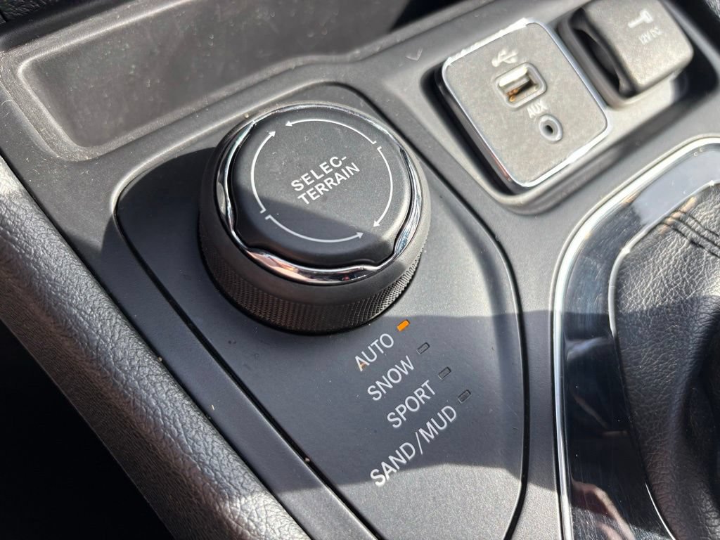 Used 2019 Jeep Cherokee Limited w/ Technology Group AWD/4WD image 39