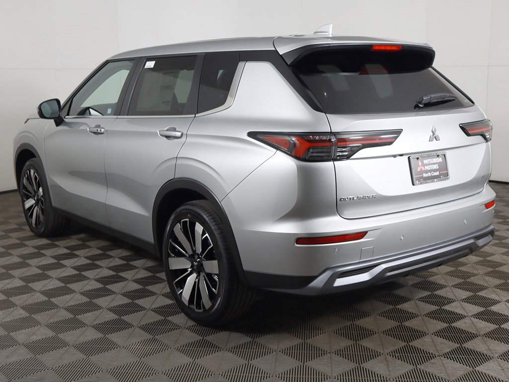 New 2025 Mitsubishi Outlander SE image 11