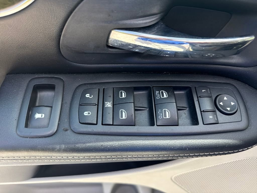 Used 2012 Chrysler Town & Country Touring image 17